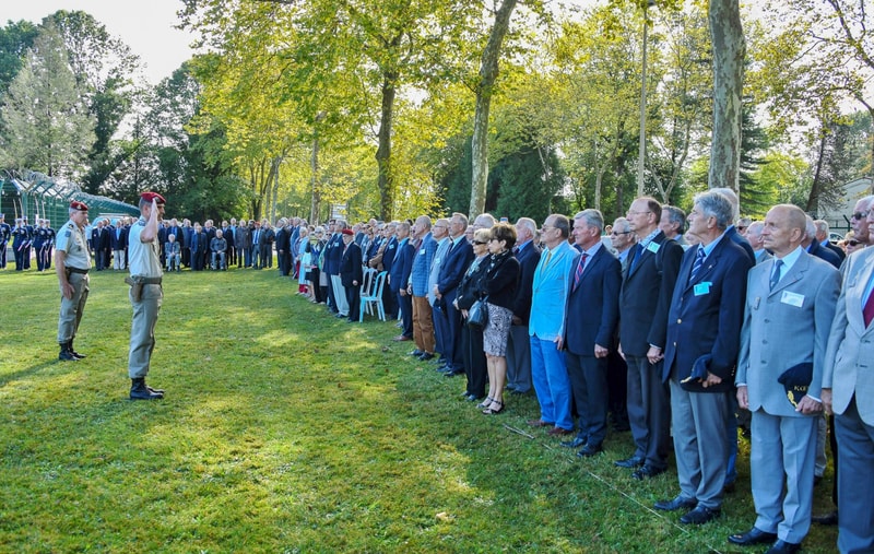 8_etap_KOENIG sept 2021-086.jpg - Le salut des « sans troupe ».